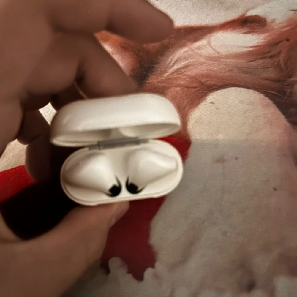 White wireless earbuds gen 4